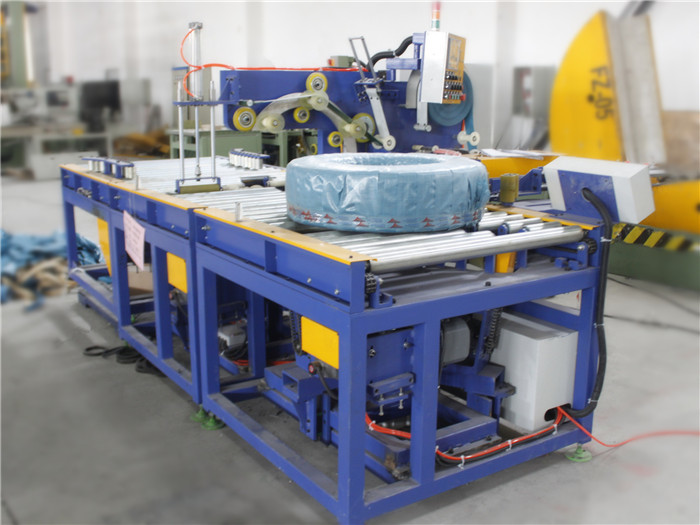 Horizontal Tire Packing Machine Online Operation GW600 PLC Control 20-90r/Min Ring Speed